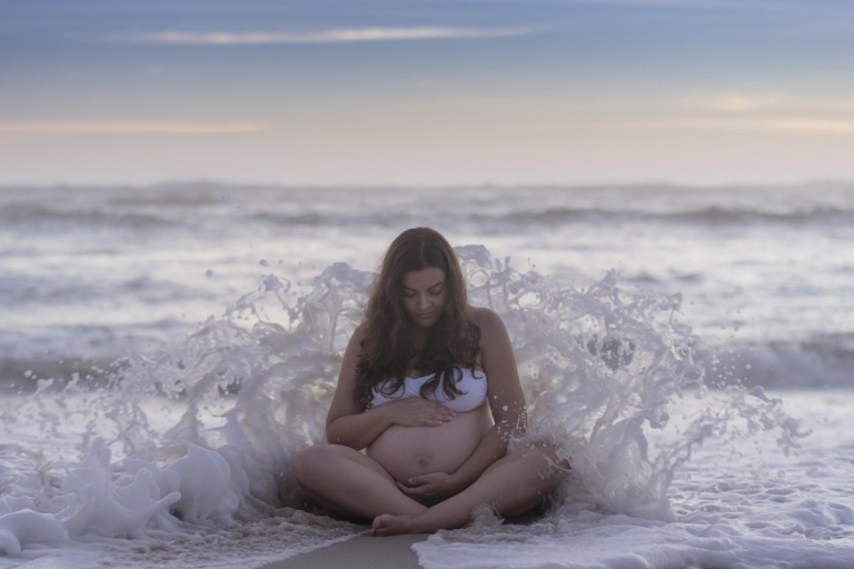 Sessão de gravida na praia com a família